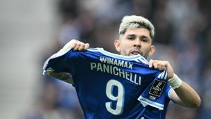 Julio Enciso y la camiseta de Joaquín Panichelli