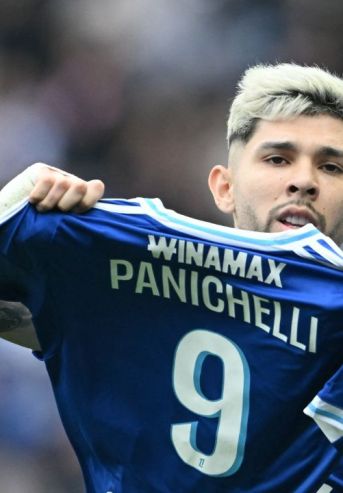 Julio Enciso y la camiseta de Joaquín Panichelli