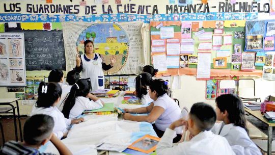 Escuelas en Crisis: Entre la Prisa Digital y la Impotencia Reflexiva