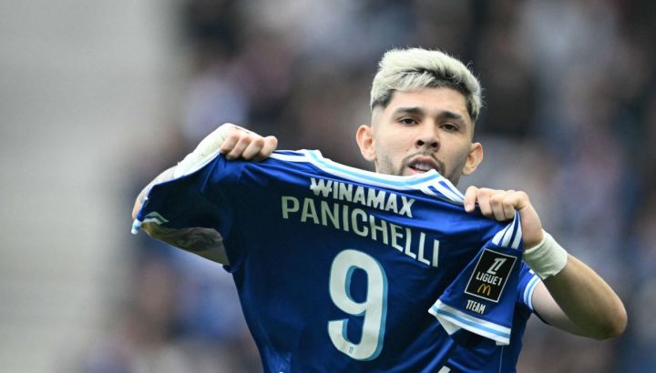 Julio Enciso y la camiseta de Joaquín Panichelli