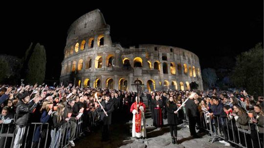 Primer vía crucis del papa León XIV en plena guerra