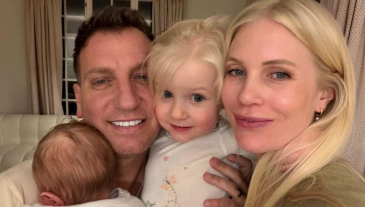 El tierno look de Elle en su paseo por Ginebra con Maxi López: total pink y lentes oversized