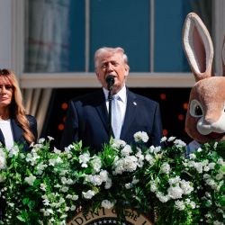 El presidente estadounidense Donald Trump y la primera dama Melania Trump se dirigen a la multitud durante la tradicional búsqueda de huevos de Pascua que tuvieron lugar en el jardín sur de la Casa Blanca en Washington, D.C.. | Foto:Kent Nishimura / AFP