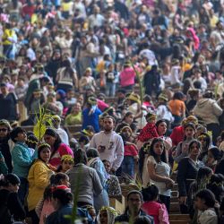 Fieles cristianos asisten a misa en la Iglesia de la Cueva del Monasterio Copto Ortodoxo de Simón el Curtidor, en el distrito de Mokkatam, al este de El Cairo, Egipto. | Foto:Khaled Desouki / AFP