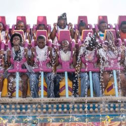 Imagen de visitantes a bordo de atracciones durante el Rand Show 2026, en Johannesburgo, Sudáfrica. El Rand Show, un evento anual de entretenimiento y compras en Sudáfrica, se lleva a cabo en el Centro de Exposiciones de Johannesburgo. | Foto:Xinhua/Shiraaz Mohamed