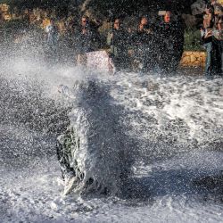 Las fuerzas de seguridad israelíes utilizaron cañones de agua para dispersar a los manifestantes que se habían congregado frente a la Knesset, el parlamento israelí, en Jerusalén, durante una protesta contra la aprobación de una ley que permite la pena de muerte para los palestinos. Según la nueva ley aprobada por la Knesset, los palestinos de Cisjordania condenados por tribunales militares por perpetrar ataques mortales clasificados como "terrorismo" se enfrentarán a la pena de muerte como sentencia por defecto. Dado que los palestinos en el territorio son juzgados automáticamente en tribunales militares israelíes, la medida crea, de hecho, un sistema judicial separado y más severo. En los tribunales civiles israelíes, la ley contempla la pena de muerte o cadena perpetua para quienes sean condenados por homicidio con intención de dañar al Estado. | Foto:AHMAD GHARABLI / AFP