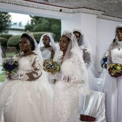 Las novias esperan en una sala de espera durante la ceremonia de bodas colectivas de Pascua de 2026 en la sede de la Iglesia Internacional Pentecostal de Santidad (IPHC) en Zuurbekom, Westonaria. Desde 1962, la Iglesia Internacional Pentecostal de Santidad (IPHC) celebra bodas colectivas tres veces al año: el Domingo de Pascua, el primer domingo de septiembre (que marca el Año Nuevo de la IPHC) y durante el fin de semana de Navidad en diciembre. | Foto:ILARIA FINIZIO / AFP