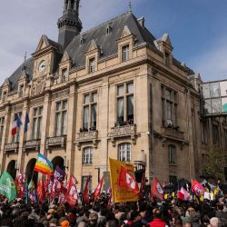 Manifestantes se congregan frente al Ayuntamiento de Saint-Denis para participar en una protesta contra el racismo convocada por el alcalde de Saint-Denis, Bally Bagayoko, en Saint-Denis, en las afueras de París. | Foto:Thomas Samson / AFP