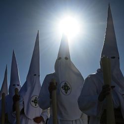 Penitentes de la hermandad de San Gonzalo participan en una procesión en Sevilla, España. | Foto:CRISTINA QUICLER / AFP