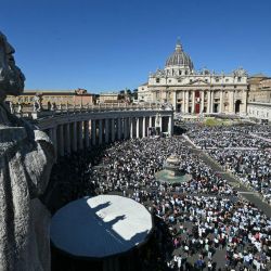 Una fotografía muestra a la multitud durante la Misa de Pascua, en el marco de las celebraciones de la Semana Santa, en la Plaza de San Pedro del Vaticano. | Foto:Andreas Solaro / AFP