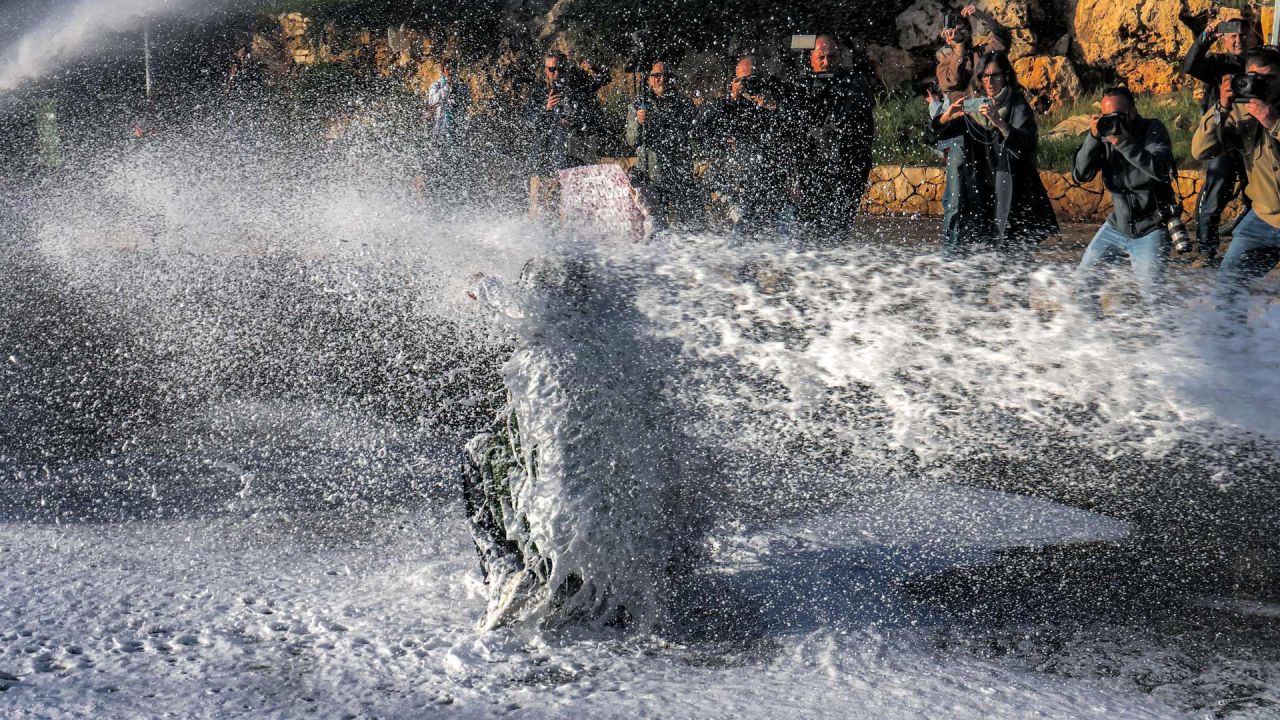 Las fuerzas de seguridad israelíes utilizaron cañones de agua para dispersar a los manifestantes que se habían congregado frente a la Knesset, el parlamento israelí, en Jerusalén, durante una protesta contra la aprobación de una ley que permite la pena de muerte para los palestinos. Según la nueva ley aprobada por la Knesset, los palestinos de Cisjordania condenados por tribunales militares por perpetrar ataques mortales clasificados como "terrorismo" se enfrentarán a la pena de muerte como sentencia por defecto. Dado que los palestinos en el territorio son juzgados automáticamente en tribunales militares israelíes, la medida crea, de hecho, un sistema judicial separado y más severo. En los tribunales civiles israelíes, la ley contempla la pena de muerte o cadena perpetua para quienes sean condenados por homicidio con intención de dañar al Estado. | Foto:AHMAD GHARABLI / AFP