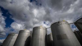 El petróleo rebota 3% y el mercado vuelve a poner precio al riesgo geopolítico en Ormuz