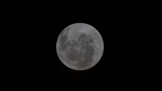 Astronautas de Artemis vislumbran partes de la Luna nunca antes vistas por la humanidad