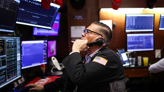 Wall Street opera con cautela ante el vencimiento del ultimatum que Donald Trump le da a Irán