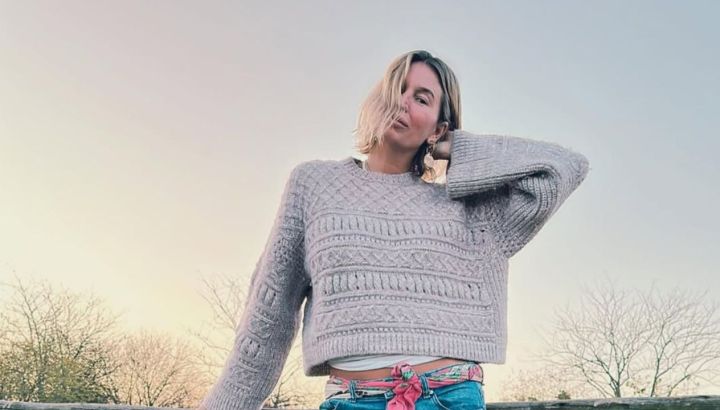 Dolores Barreiro marca tendencia con su look boho chic urbano: kimono, bordados y slippers