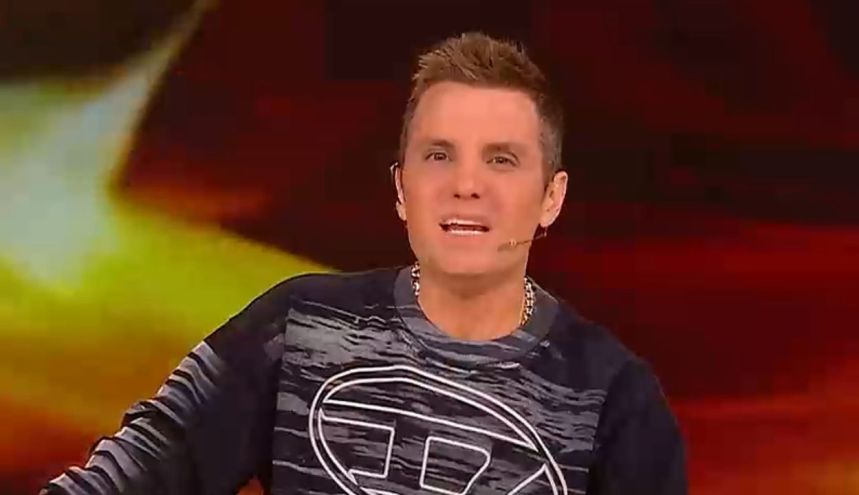 El furcio de Santiago del Moro con el que filtró al nuevo eliminado de Gran Hermano Generación Dorada 