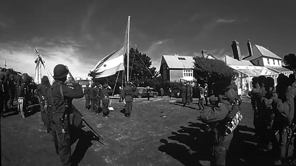 2 de abril de 1982, el día en el que volvió a flamear la bandera argentina en Malvinas