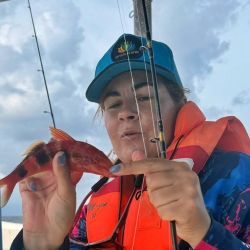 No se trata de ejemplares gigantes, pero sí de una pesca técnica y entretenida, donde la rapidez es clave para evitar que los peces vuelvan a refugiarse entre las rocas o el coral.