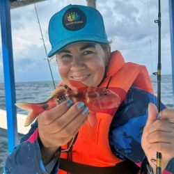 No se trata de ejemplares gigantes, pero sí de una pesca técnica y entretenida, donde la rapidez es clave para evitar que los peces vuelvan a refugiarse entre las rocas o el coral.