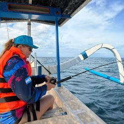 No se trata de ejemplares gigantes, pero sí de una pesca técnica y entretenida, donde la rapidez es clave para evitar que los peces vuelvan a refugiarse entre las rocas o el coral.