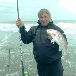 La zona de pesca se extenderá desde la bajada de pescadores hasta las inmediaciones del Río Quequén Salado, ofreciendo un amplio frente costero libre de enganches. (Fotos: Gentileza Pasión por la Pesca de Tres Arroyos).