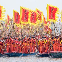 Barqueros impulsan los botes con pértigas para competir durante el Festival de Botes de Qintong, llevado a cabo en el Parque Nacional de Humedales de Qinhu, en la provincia de Jiangsu, en el este de China. | Foto:Xinhua/Tang Dehong