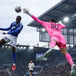 El delantero marfileño-británico del Estrasburgo, Martial Godo (izq.), disputa la pelota con el arquero senegalés del Niza, Yehvann Diouf (centro), durante el partido de la Ligue 1 francesa entre el RC Estrasburgo Alsacia y el OGC Niza en el Stade de la Meinau de Estrasburgo, al este de Francia. | Foto:SEBASTIEN BOZON / AFP