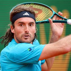 El griego Stefanos Tsitsipas observa la pelota mientras realiza un revés de devolución ante el argentino Francisco Cerundolo durante el partido de dieciseisavos de final del torneo ATP Masters Series de Montecarlo, disputado en la pista Rainier III del Monte-Carlo Country Club en Roquebrune-Cap-Martin, al sureste de Francia. | Foto:Valery Hache / AFP
