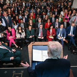 El presidente estadounidense Donald Trump habla sobre el conflicto en Irán en la sala de prensa James S. Brady de la Casa Blanca en Washington, D.C.. | Foto:BRENDAN SMIALOWSKI / AFP