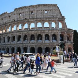 Imagen de turistas visitando el Coliseo, en Roma, capital de Italia. | Foto:Xinhua/Wang Kaiyan