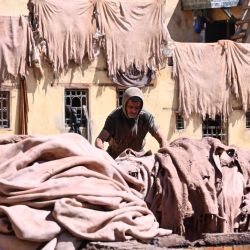 Imagen de un empleado trabajando en una curtiduría de cuero, en Fes, Marruecos. Fez, una ciudad en el norte de Marruecos con una historia de más de 1.200 años, es famosa por sus productos de cuero, populares en todo el mundo. | Foto:Xinhua/Aissa