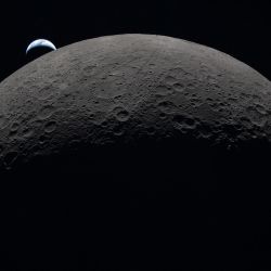 Esta fotografía, distribuida por la NASA, muestra la Tierra poniéndose sobre el limbo curvo de la Luna, vista desde la nave espacial Orión. Los astronautas de Artemis II concluyeron su sobrevuelo lunar y continúan su viaje de regreso a la Tierra, trayendo consigo valiosas observaciones celestes, incluyendo cráteres lunares poco conocidos, un eclipse solar e impactos de meteoritos que, según los científicos, abrirán nuevas perspectivas. | Foto:Handout / NASA / AFP
