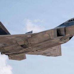 En esta fotografía de la Fuerza Aérea de EE. UU., difundida por la oficina de asuntos públicos del Comando Central de EE. UU., un avión F-22 Raptor de la Fuerza Aérea de EE. UU. despega en el área de responsabilidad del Comando Central de EE. UU. en apoyo de la Operación Furia Épica. | Foto:Fuerza Aérea de EE. UU. / AFP