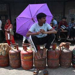 Varias personas esperan para comprar garrafas de gas licuado de petróleo (GLP) en una oficina de una agencia de gas en Noida, en medio de las continuas interrupciones en las importaciones de petróleo y gas causadas por la guerra en Oriente Medio. India es el cuarto mayor comprador mundial de gas natural licuado (GNL) y el segundo mayor comprador de GLP, que se utiliza para cocinar y se obtiene principalmente de Oriente Medio. | Foto:ARUN SANKAR / AFP