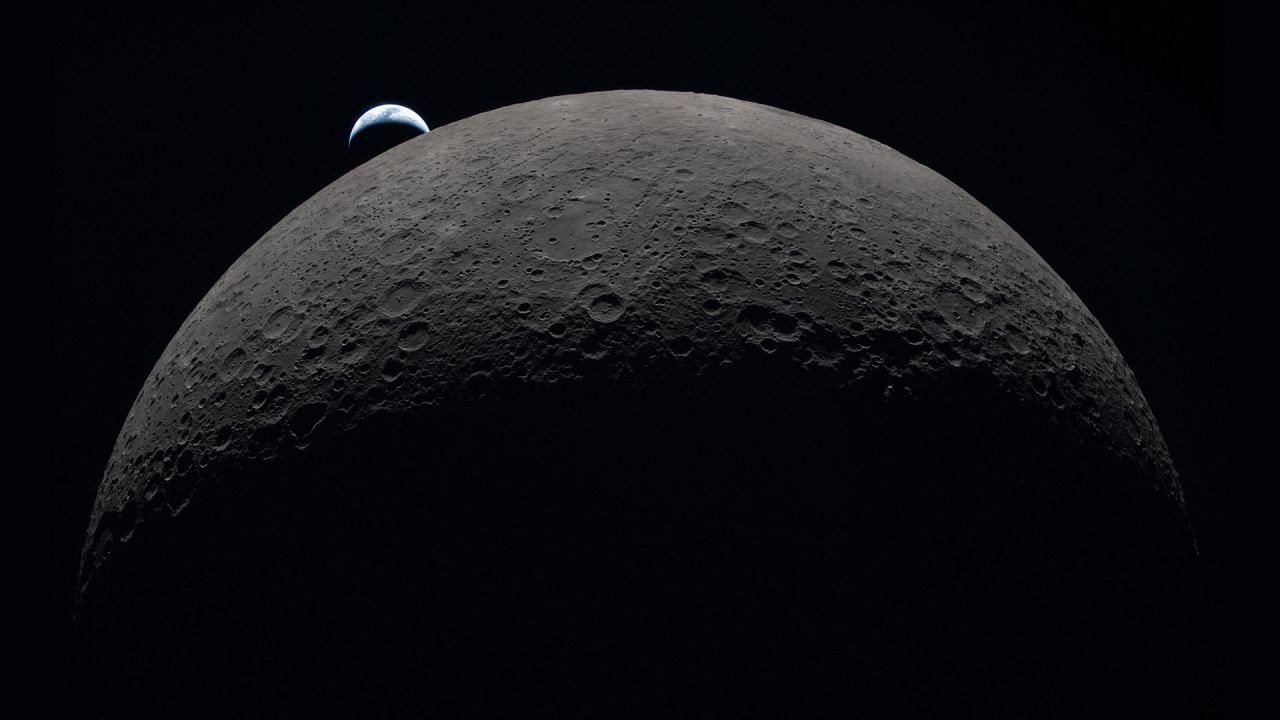 Esta fotografía, distribuida por la NASA, muestra la Tierra poniéndose sobre el limbo curvo de la Luna, vista desde la nave espacial Orión. Los astronautas de Artemis II concluyeron su sobrevuelo lunar y continúan su viaje de regreso a la Tierra, trayendo consigo valiosas observaciones celestes, incluyendo cráteres lunares poco conocidos, un eclipse solar e impactos de meteoritos que, según los científicos, abrirán nuevas perspectivas. | Foto:Handout / NASA / AFP
