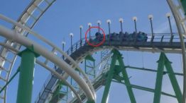 Terror: se rompió una montaña rusa y quedaron colgados por 20 minutos.