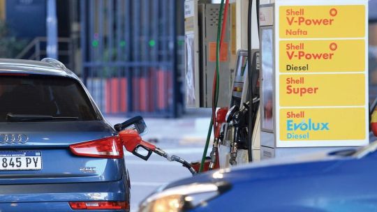 Venta de Shell Argentina: Manzano y Mercuria avanzan mientras Raízen negocia su deuda millonaria