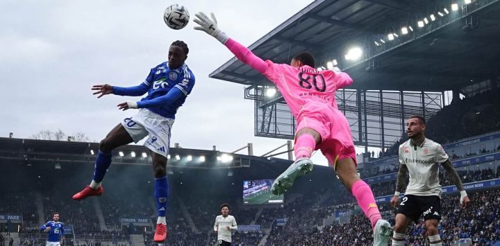 El delantero marfileño-británico del Estrasburgo, Martial Godo (izq.), disputa la pelota con el arquero senegalés del Niza, Yehvann Diouf (centro), durante el partido de la Ligue 1 francesa entre el RC Estrasburgo Alsacia y el OGC Niza en el Stade de la Meinau de Estrasburgo, al este de Francia.