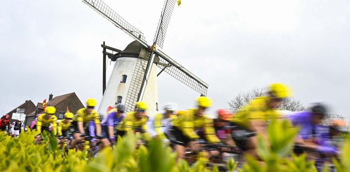 El pelotón de ciclistas pedalea durante la carrera femenina de la prueba de ciclismo de un día del UCI WorldTour «Ronde van Vlaanderen/Tour des Flandres/Tour of Flanders», de 164,1 km, con salida y llegada en Oudenaarde, Bélgica.