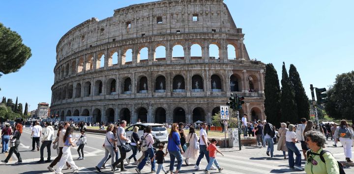 Imagen de turistas visitando el Coliseo, en Roma, capital de Italia.