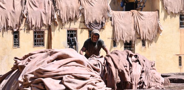 Imagen de un empleado trabajando en una curtiduría de cuero, en Fes, Marruecos. Fez, una ciudad en el norte de Marruecos con una historia de más de 1.200 años, es famosa por sus productos de cuero, populares en todo el mundo.