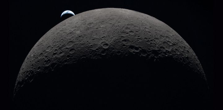 Esta fotografía, distribuida por la NASA, muestra la Tierra poniéndose sobre el limbo curvo de la Luna, vista desde la nave espacial Orión. Los astronautas de Artemis II concluyeron su sobrevuelo lunar y continúan su viaje de regreso a la Tierra, trayendo consigo valiosas observaciones celestes, incluyendo cráteres lunares poco conocidos, un eclipse solar e impactos de meteoritos que, según los científicos, abrirán nuevas perspectivas.