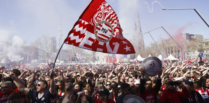 Los aficionados del PSV Eindhoven celebran el tercer título nacional consecutivo de la Eredivisie en la plaza Stadhuisplein de Eindhoven. El PSV Eindhoven se coronó campeón de los Países Bajos por vigésimo séptima vez, a falta de cinco partidos para el final de la temporada, tras el empate 0-0 del Feyenoord, segundo clasificado, con el Volendam.