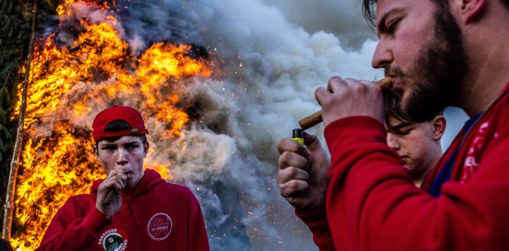 Los constructores de hogueras encienden puros mientras se enciende una hoguera en la aldea de Beuseberg, cerca de Holten, Países Bajos.
