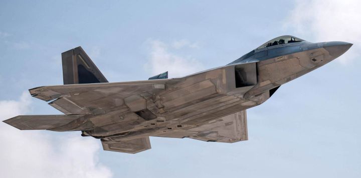 En esta fotografía de la Fuerza Aérea de EE. UU., difundida por la oficina de asuntos públicos del Comando Central de EE. UU., un avión F-22 Raptor de la Fuerza Aérea de EE. UU. despega en el área de responsabilidad del Comando Central de EE. UU. en apoyo de la Operación Furia Épica.