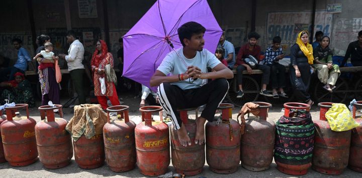 Varias personas esperan para comprar garrafas de gas licuado de petróleo (GLP) en una oficina de una agencia de gas en Noida, en medio de las continuas interrupciones en las importaciones de petróleo y gas causadas por la guerra en Oriente Medio. India es el cuarto mayor comprador mundial de gas natural licuado (GNL) y el segundo mayor comprador de GLP, que se utiliza para cocinar y se obtiene principalmente de Oriente Medio.