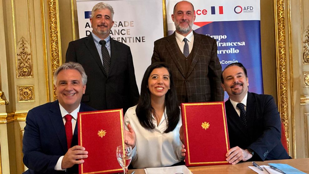 Acosta junto a Llaryora