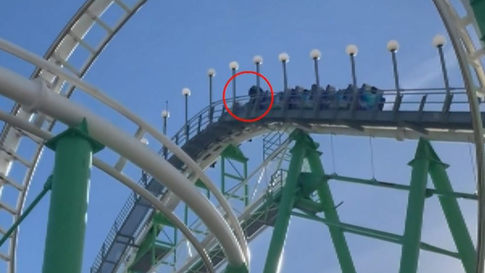 Terror: se rompió una montaña rusa y quedaron colgados por 20 minutos.