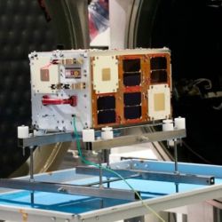 ATENEA es lo que en las misiones especiales se conoce como una secondary payload o carga útil secundaria, es decir, un pequeño satélite o dispositivo de menor tamaño que viaja al espacio en una nave cuyo lanzamiento está financiado por otra entidad