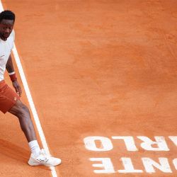 El francés Gael Monfils devuelve un revés al kazajo Alexander Bublik durante el partido de dieciseisavos de final del torneo ATP Masters Series de Montecarlo, disputado en la pista Rainier III del Monte-Carlo Country Club en Roquebrune-Cap-Martin, al sureste de Francia. | Foto:Valery Hache / AFP